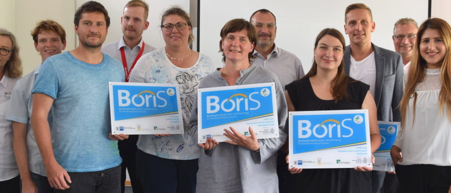 Vertreter von fünf der sieben Schulen holten sich ihr BoriS-Berufswahl-Siegel persönlich im Bildungs- und Technologiezent-rum der Handwerkskammer ab: (v.l.) Kerstin Lüchtenborg (Hand-werkskammer), Christine Hagen (IHK), Christof Scheibner (Eich-bottschule), Felix Fricke (Handwerkskammer), Silke Hess (Eich-bottschule), Elisabeth Matthes (Gymnasium bei St. Michael), Thomas Wernthal (Herzog-Christoph-Gymnasium), Miriam Dan-zeisen (Theodor-Heus-Gymnasium), Benedikt Amann (Bildungs-zentrum Niederstetten), Alexander Urban (IHK Hochrhein-Bodensee), Dilek Tarhan (IHK). 
