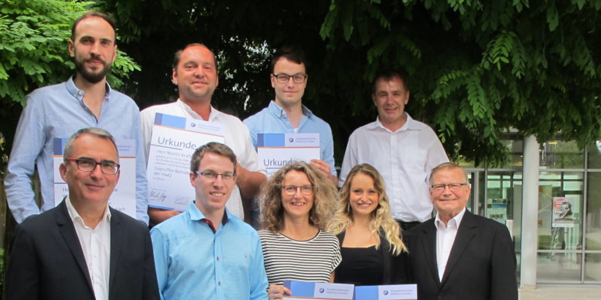 Betriebswirt (HwO) im Bildungs- und Technologiezentrum. Foto: Jochen Rieschl Die sechs zertifizierten Betriebswirte zeigen ihre Urkunden.