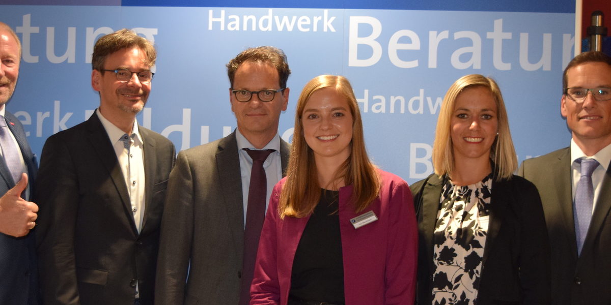 Die Redner des Abends Vier Männer und zwei Frauen stehen nebeneinander und lächeln in die Kamera
