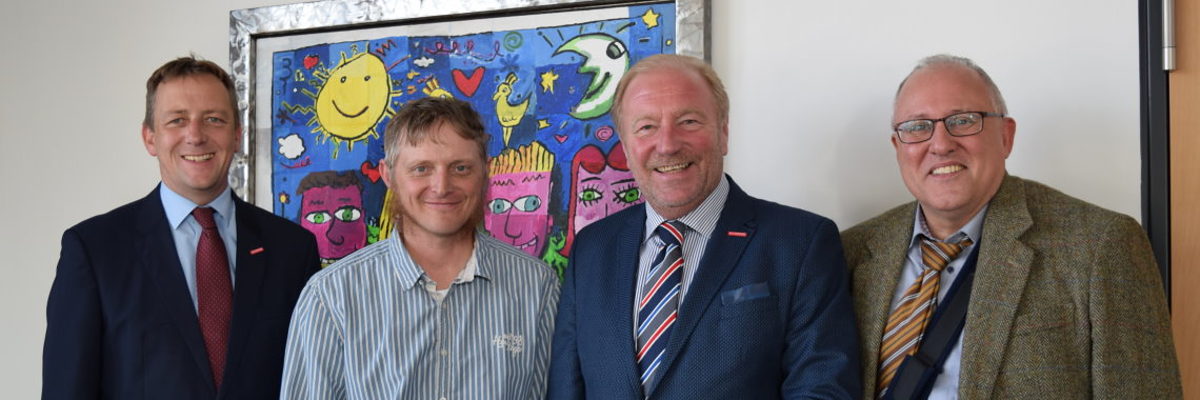 Über die Verstärkung durch Steffen Würtz (2. von links) freuen sich: Ralf Schnörr (Hauptgeschäftsführer), Präsident Ulrich Bopp sowie Rüdiger Mohn, Leiter der Rechtsabteilung (von links). Vier Männer stehen nebeneinander und lächeln in die Kamera. Der zweite von rechts zeigt Daumen nach oben.