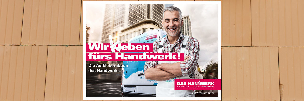 Betriebe können bei Aktion ¿Wir kleben fürs Handwerk!¿ Preise gewinnen. Mann in weißer Latzhose steht mit verschränkten Armen vor einem Transporter und lacht in die Kamera.