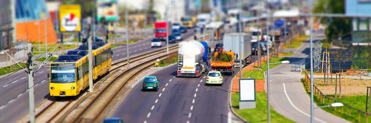 Fahrverbote in Stuttgart Viele Autos sowie S-Bahn im Stuttgarter Stadtverkehr.