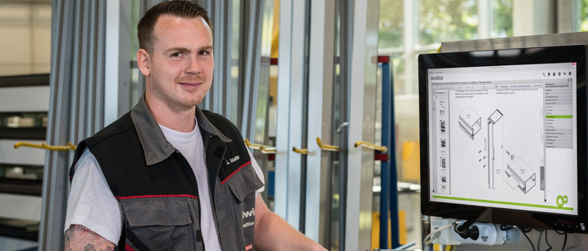 Bewertungen von Sachanlagen, wie zum Beispiel von Maschinen und Werkzeuge Handwerker steht vor moderner Maschine mit Monitor