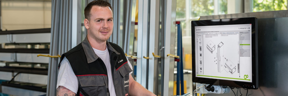 Bewertungen von Sachanlagen, wie zum Beispiel von Maschinen und Werkzeuge Handwerker steht vor moderner Maschine mit Monitor