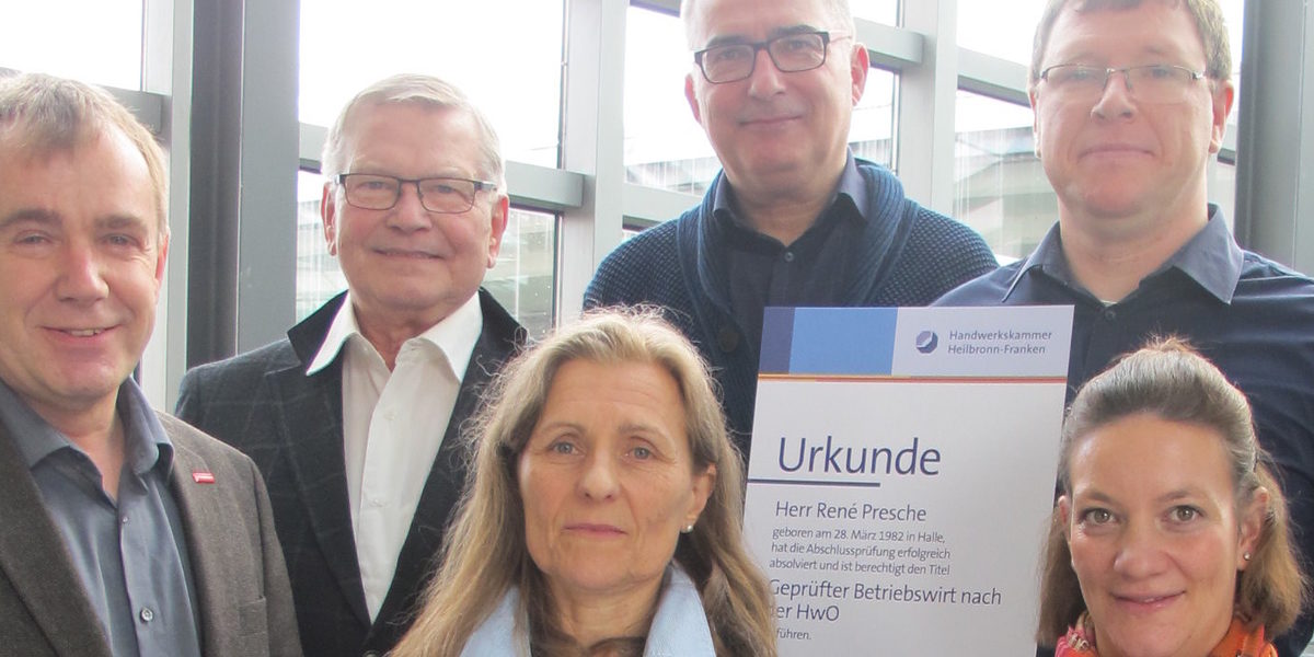 Johannes Richter, Gabriele Schenk und Sofia Silbermann-Presche mit Detlev Thormeyer und Michael Deck vom Prüfungsausschuss sowie René Presche (von links). Vier Männer und zwei Frauen lächeln in die Kamera. Der Mann rechts hält eine Urkunde ins Bild.