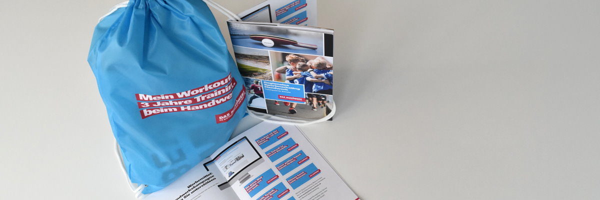In einem neuen Leitfaden finden Betriebe Tipps zum Marketing im Sport. Ein blauer Turnbeutel steht neben einer DinA5-Broschüre. Davor liegt die Broschüre noch einmal aufgeschlagen.