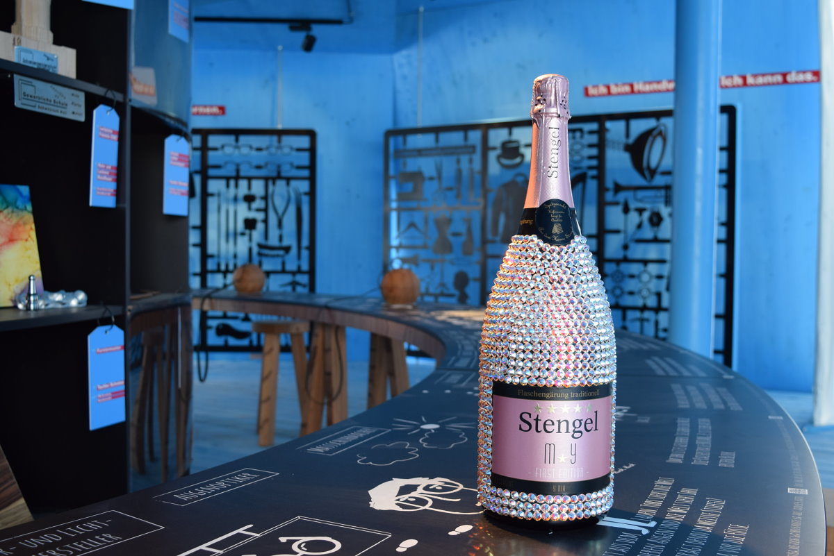 Ein Highlight: Stengels Mamut Sektflasche veredelt mit Swarovski-Elements. Stengels Mamut Sektflasche veredelt mit Swarovski-Elements