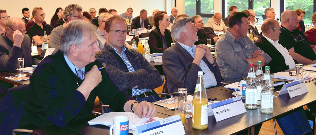 Die Vollversammlung der Handwerkskammer tagte am 8. Mai 2019. Männer und Frauen sitzen an langen Tischreihen. Sie haben Namensschilder un Getränke vor sich stehen.