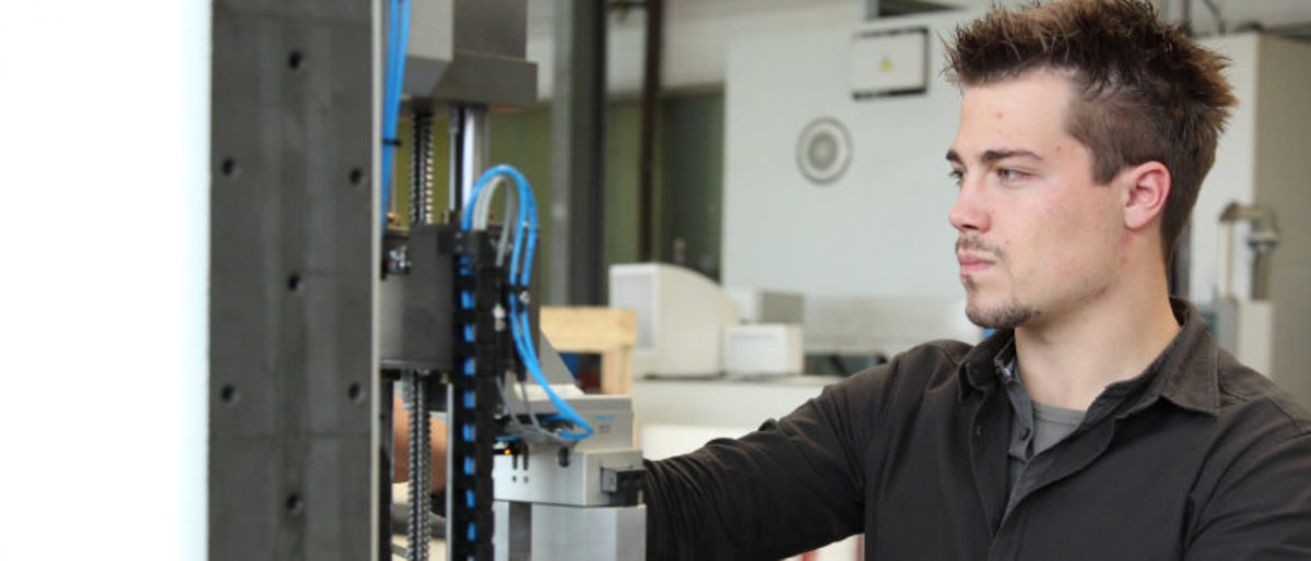 Unabhängige und ganzheitliche Beratung zu Erfindungen und Innovationen Junger Mann, Feinwerkmechaniker bei der Arbeit