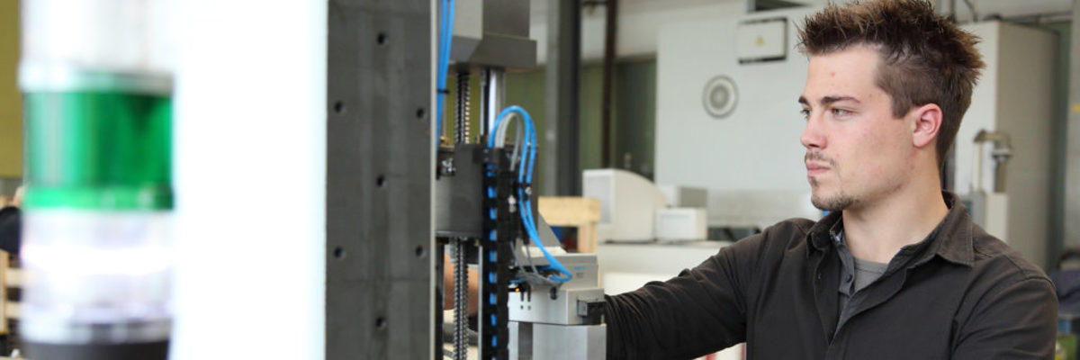 Unabhängige und ganzheitliche Beratung zu Erfindungen und Innovationen Junger Mann, Feinwerkmechaniker bei der Arbeit