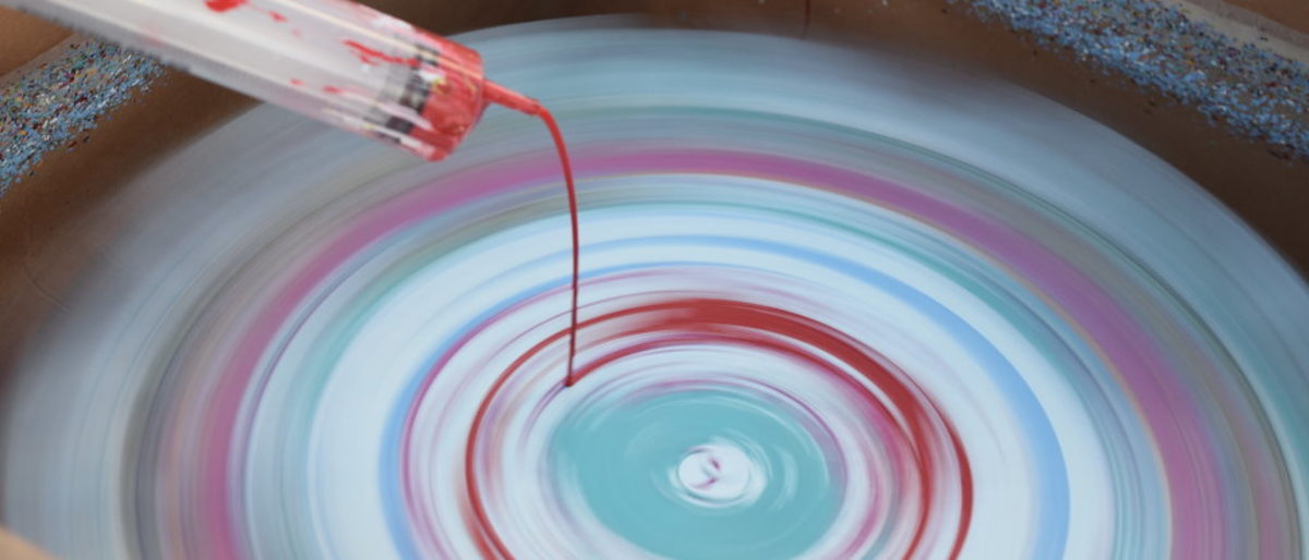 Mit der Farbschleuder entstanden vielseitige und kreative Kunstwerke Farbschleuder mit einlaufender Farbe aus einer Spritze