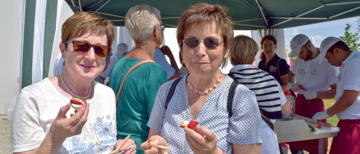 Klara Brenner (li) und Luise Ratgeb aus Ellwangen hat es gut geschmeckt Zwei BUGA-Besucherinnen probieren Häppchen beim Stand Fleischer und Fachverkäufer der Peter Bruckmann Schule in Heilbronn