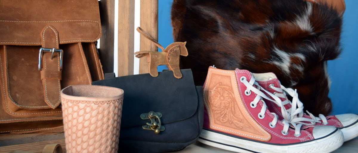 Neben Reitsportartikeln, gibt es viele weitere individuelle Lederwaren. Nicht nur Sattel, auch verschiedene Lederwaren wie Würfelbecher, große und kleine Taschen, Anhänger oder Kaminholztasche