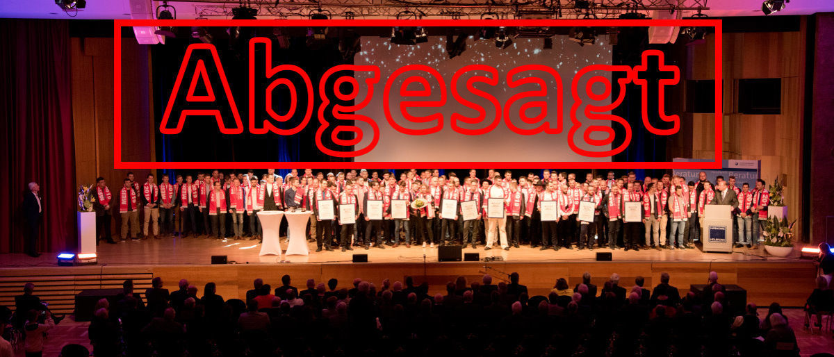 Die Meisterfeier 2020 und viele weitere Veranstaltungen sind abgesagt! Auf einer Bühne steht eine große Gruppe von Menschen vor Publikum. Über ihren Köpfen steht der Schriftzug "Abgesagt".