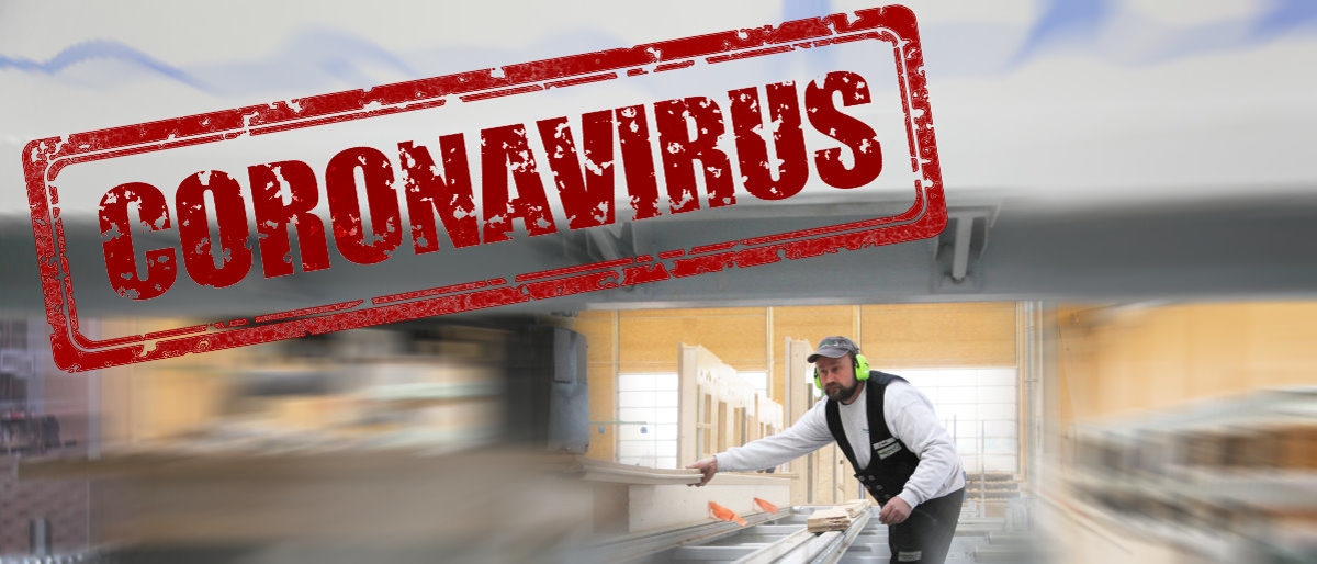 Wichtige Informationen für Betriebe in Zeiten des Coronavirus. Ein Mann mit Gehörschutz steht an einer großen Maschinen in einer Werkstatt, Umgebung ist unscharf, Schriftzug Coronavirus.