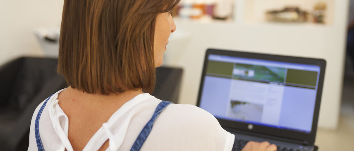 Die ZDH Online-Umfrage zu Corona dauert nur wenige Minuten. Frau am PC, Dateneingabe