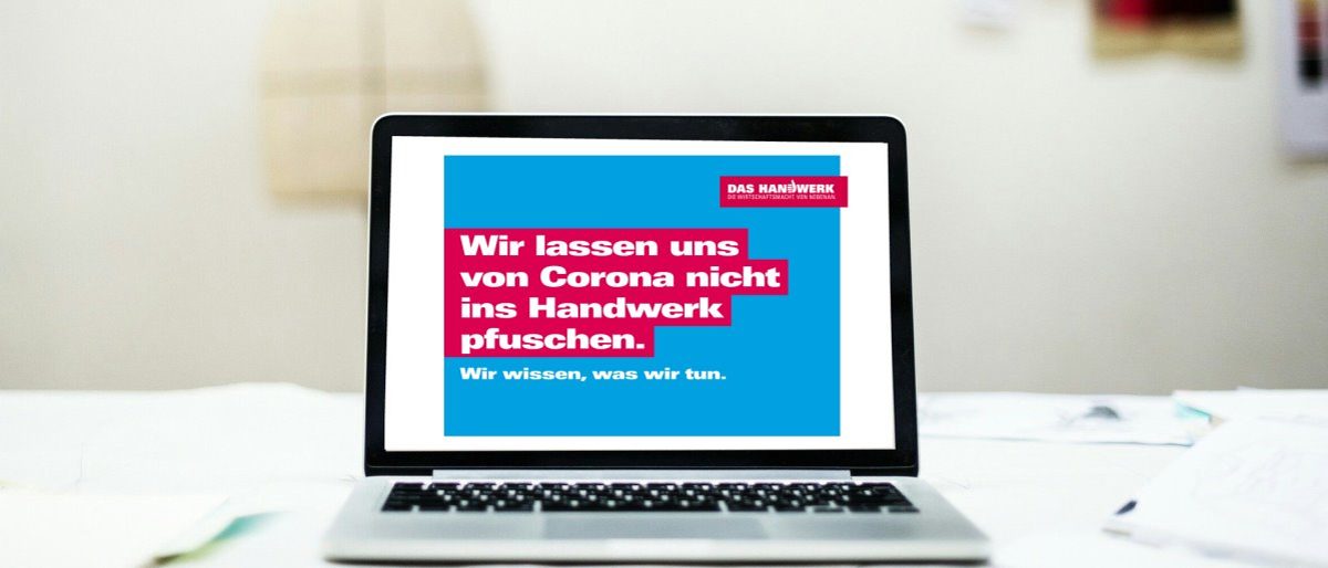 Neue Motive der Imagekampagne für Handwerker in Zeiten von Corona. Ein Laptop steht auf einem Tisch. Auf dem Bildschirm ist zu lesen "Wir lassen uns von Corona nicht ins Handwerk pfuschen."