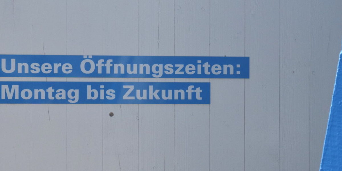 Beratungsgespräche finden zu den normalen Öffnungszeiten statt. Schild mit Text: Unsere Öffnungszeiten: Montag bis Zukunft