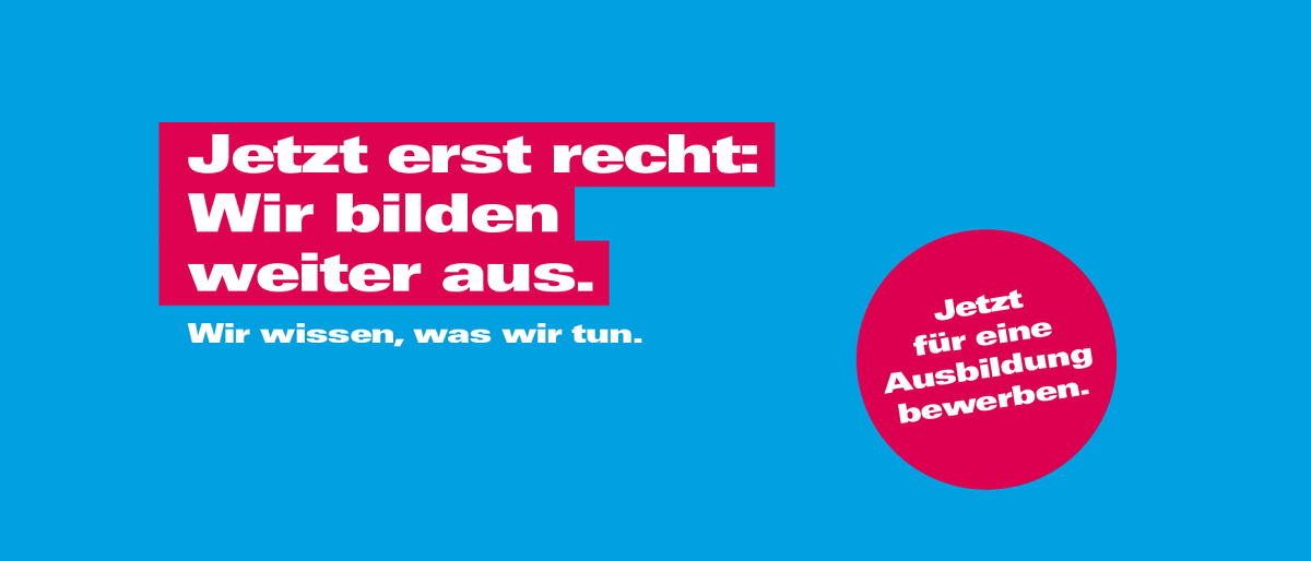 Betriebe können mit neuen Motiven für ihre Ausbildung werben. Blauer Hintergrund mit weißer Schrift, zum Teil mir roten Flächen hinterlegt: "Jetzt erst recht: Wir bilden weiter aus."