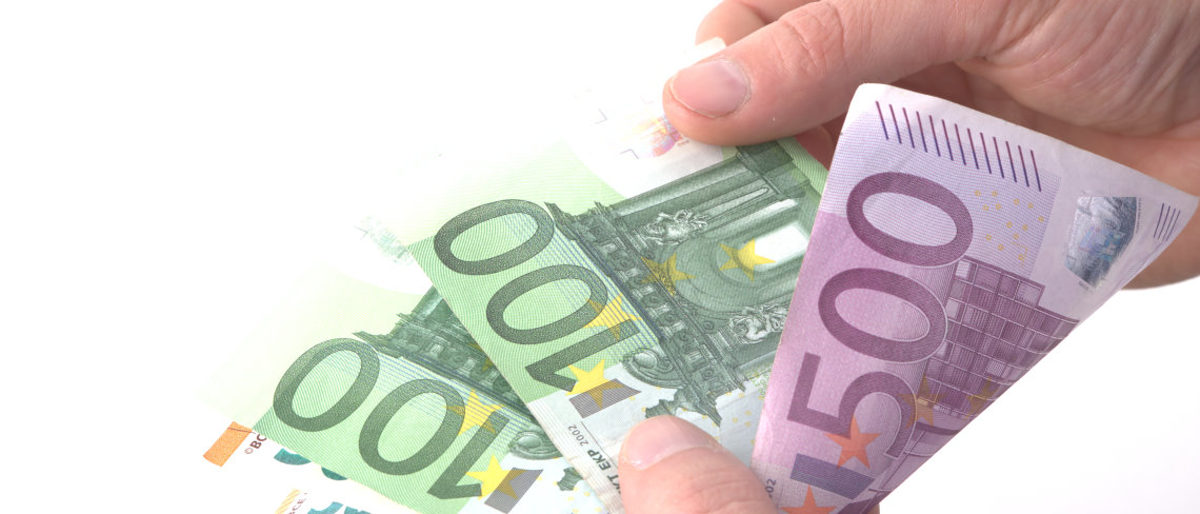 Knapp 40 Millionen Euro Soforthilfe-Corona für das Handwerk der Region Mann hält Euroscheine in der Hand