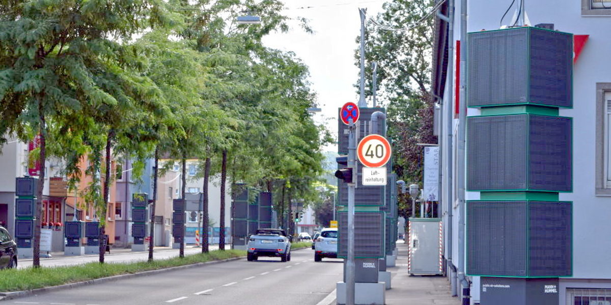 Maßnahmen zur Minderung der NO2-Belastung in Heilbronn werden umgesetzt. Blick in die Weinsbergerstraße in Heilbronn mit Schild 40erZone und Luftfilteranlagen am Straßenrand