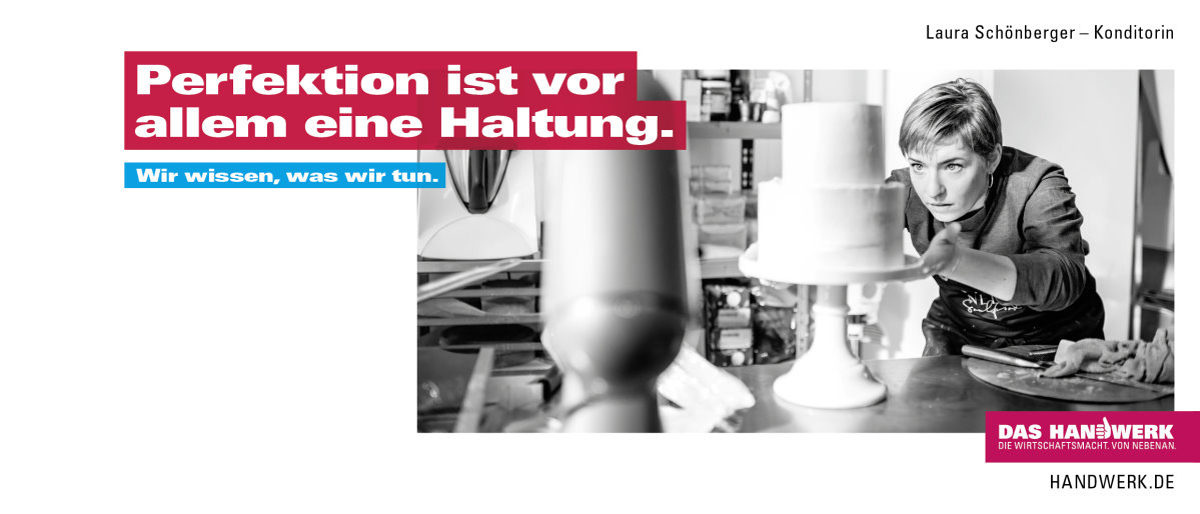 Die Imagekampagne sucht neue Handwerker für ihre Plakate und Videos. Werbebild in schwarz-weiß einer jungen Konditorin, die an zweistöckiger Torte arbeitet. Werbetext und Logo in weiß auf rot.