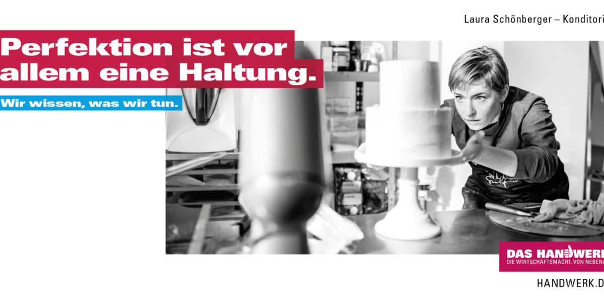 Die Imagekampagne sucht neue Handwerker für ihre Plakate und Videos. Werbebild in schwarz-weiß einer jungen Konditorin, die an zweistöckiger Torte arbeitet. Werbetext und Logo in weiß auf rot.