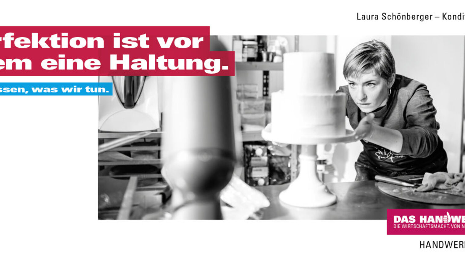 Werbebild in schwarz-weiß einer jungen Konditorin, die an zweistöckiger Torte arbeitet. Werbetext und Logo in weiß auf rot.