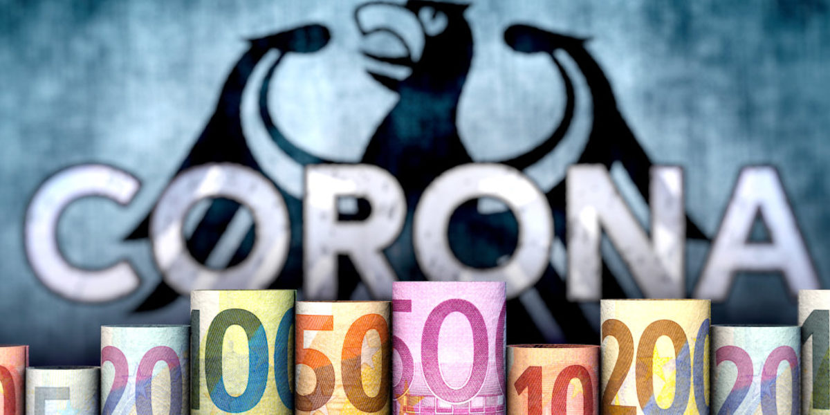 Kleine Betriebe sind mit der Verteilung von Finanzhilfen unzufriedener Im Vordergrund zusammengerollte Euroscheine von 5 bis 500 Euro Wert. Im Hintergrund das Wort Corona und der Bundesadler.