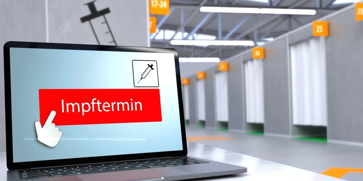 Handwerk fordert mehr Unterstützung für kleine Betriebe bei Impfungen. Im Vordergrund ein Laptop, im Display Schriftzug Impftermin auf roter Fläche. Im Hintergrund nummerierte Kabinen mit Vorhängen