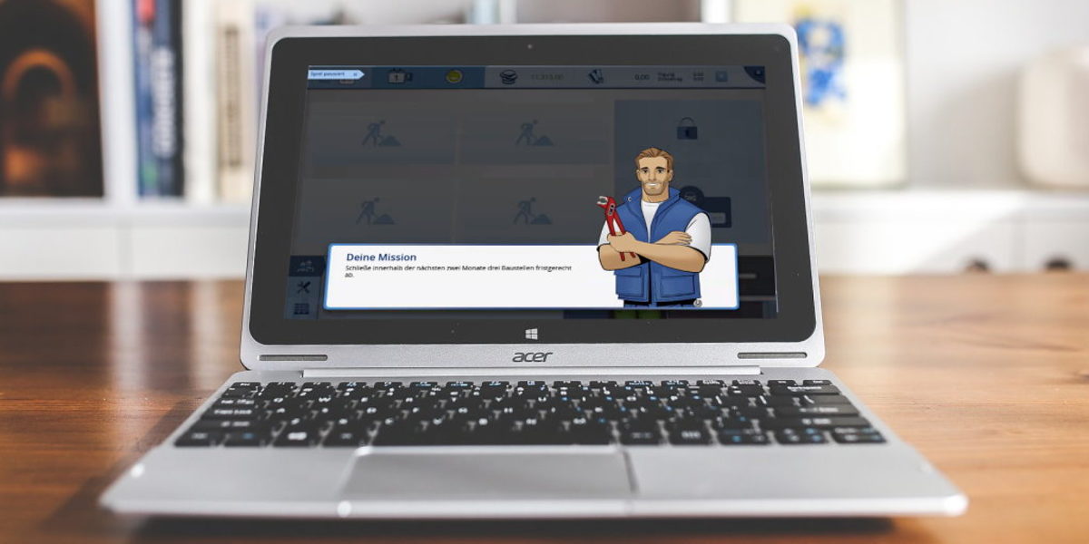 Viele Schüler-Teams spielten im Wettbewerb das Lernspiel Meisterpower. Ein Laptop steht geöffnet auf einer Holzoberfläche, im Hintergrund ein Regal. Auf dem Display ist eine Figur zu sehen.