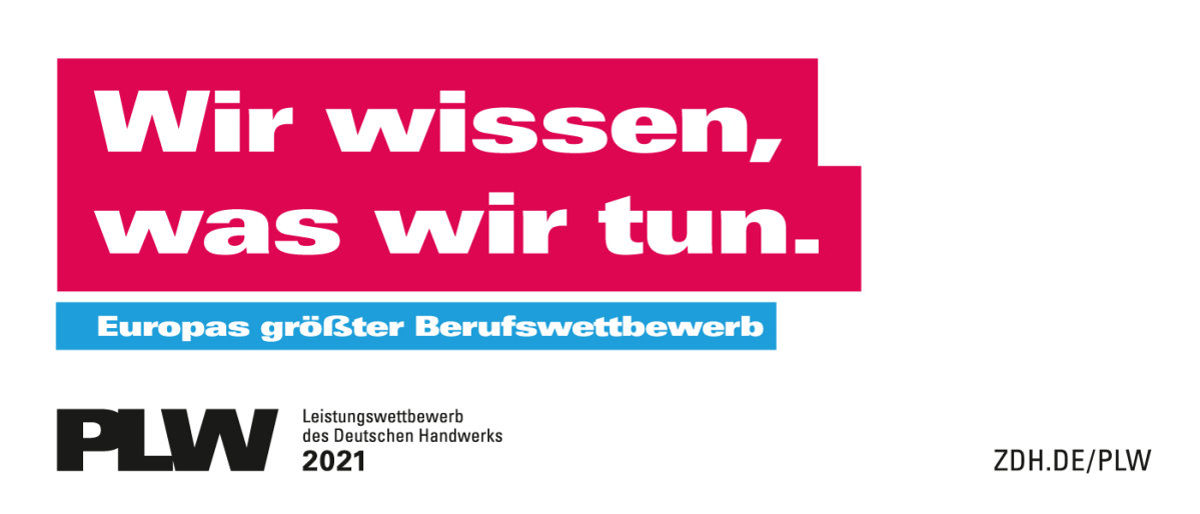 Leistungswettbewerb des Deutschen Handwerks 2021 Weißer Schriftzug "Wir wissen was wir tun" auf rotem Hintergrund, darunter auf hellblau "Europas größter Berufewettbewerb"