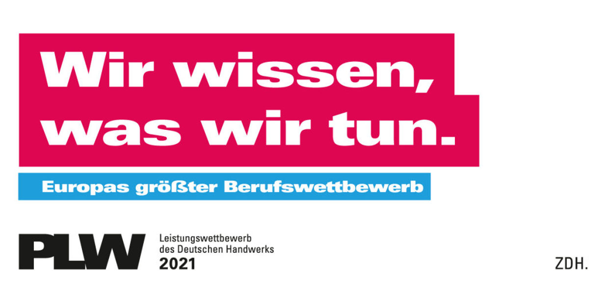 Leistungswettbewerb des Deutschen Handwerks 2021 Weißer Schriftzug "Wir wissen was wir tun" auf rotem Hintergrund, darunter auf hellblau "Europas größter Berufewettbewerb"