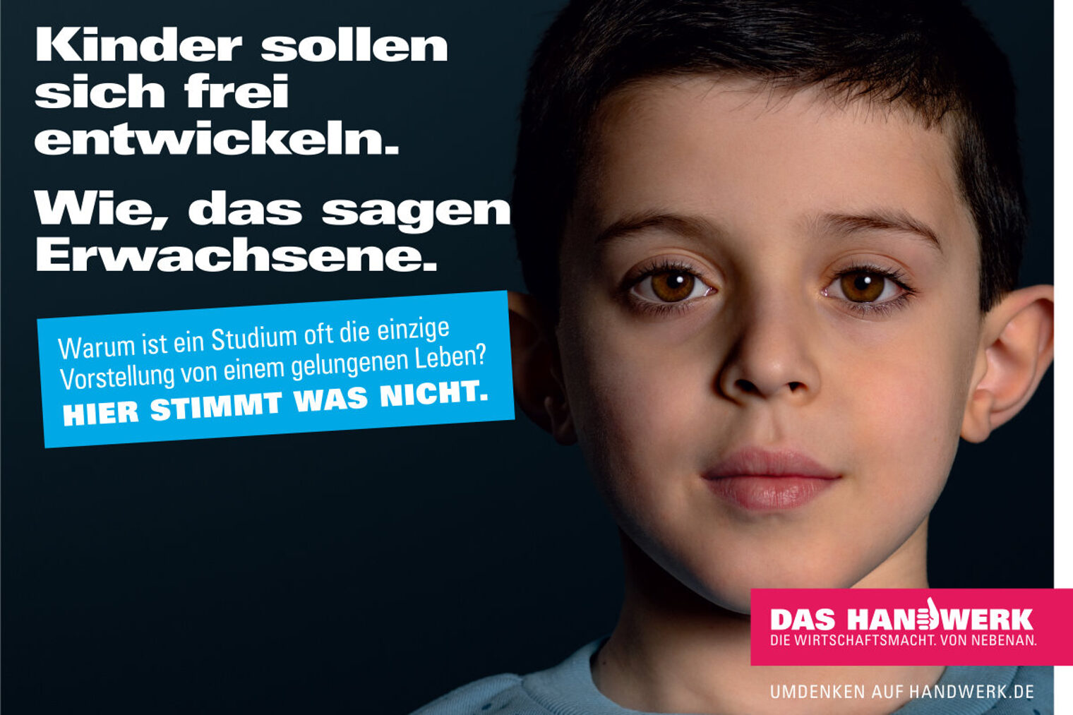 Anzeigenmotiv zeigt Gesicht von kleinem Jungen vor schwarzem Hintergrund, mit weißer Schrift, blauer Fläche und rotem Logo.
