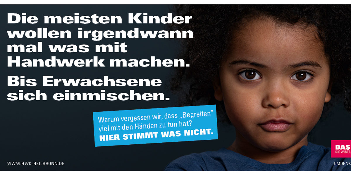 Anzeigenmotiv zeigt Gesicht von kleinem Kind vor schwarzem Hintergrund, mit weißer Schrift, blauer Fläche und rotem Logo.