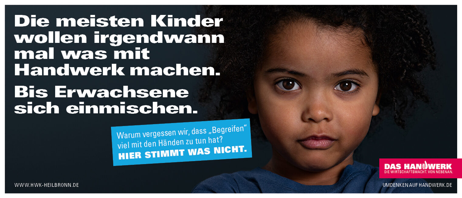 Anzeigenmotiv zeigt Gesicht von kleinem Kind vor schwarzem Hintergrund, mit weißer Schrift, blauer Fläche und rotem Logo.