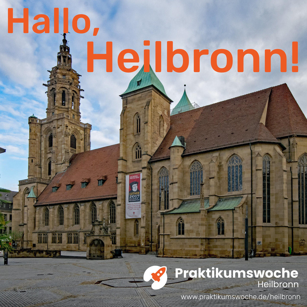Kilianskirche und -platz in Heilbronn, oben oranger Schriftzug Hallo, Heilbronn unten in weiß Logo Praktikumswoche und URL