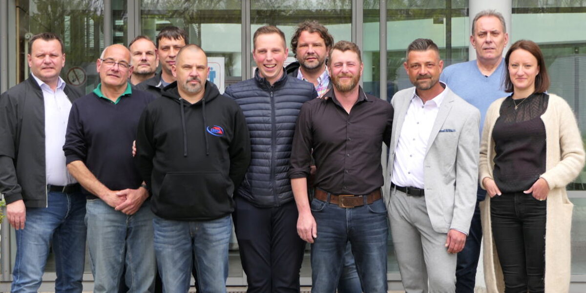Dozenten und Absolventen freuen sich über die bestandenen Prüfungen zum Gebäudeenergieberater. Gruppenfoto mit zehn Männern und einer Frau.