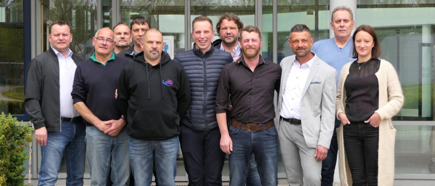 Dozenten und Absolventen freuen sich über die bestandenen Prüfungen zum Gebäudeenergieberater. Gruppenfoto mit zehn Männern und einer Frau.