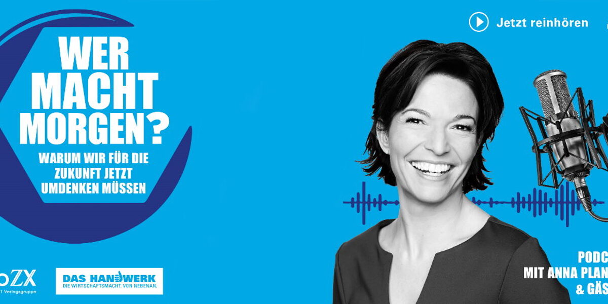 Neuer Podcast der Imagekampagne zu Bildung und Berufswahl gestartet. Schwarz-weiß-Porträt einer lächelnden Frau auf blauem Hintergrund mit Schriftzug "Wer macht morgen?" und Mikrofon rechts.