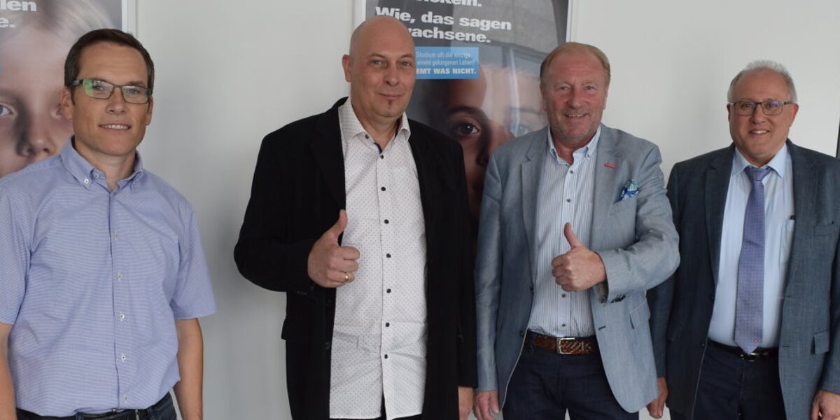 Neuer Sachverständiger: Martin Ruß (2.v.l.) Vier Männer stehen in einer Reihe und blicken in die Kamera.