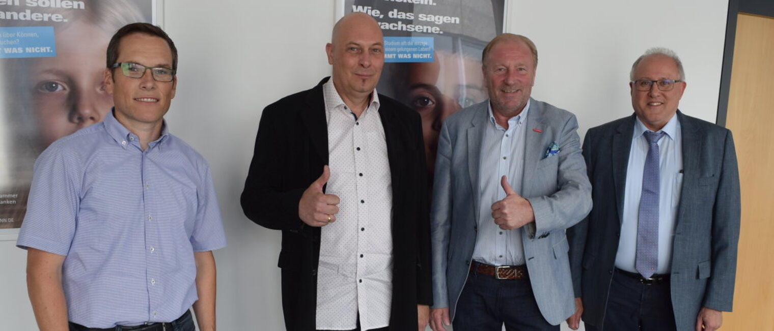 Neuer Sachverständiger: Martin Ruß (2.v.l.) Vier Männer stehen in einer Reihe und blicken in die Kamera.