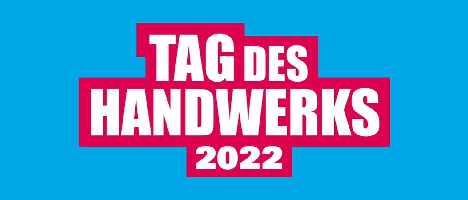 Auf kräftigem blauen Hintergrund steht der Schriftzug "Tag des Handwerks 2022" in weißer Schrift, rot hinterlegt.