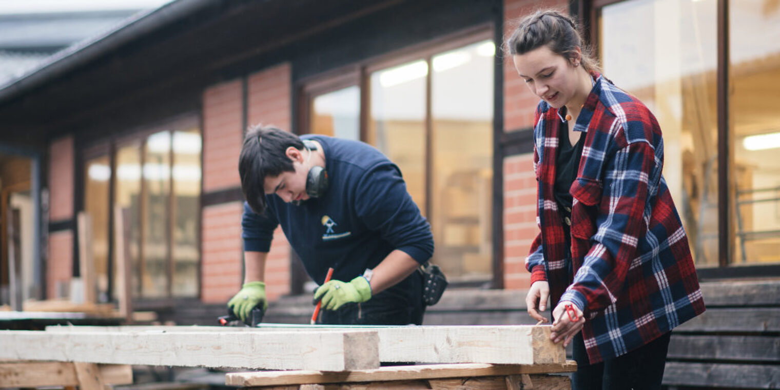 Auszubildende in einer Zimmerei
