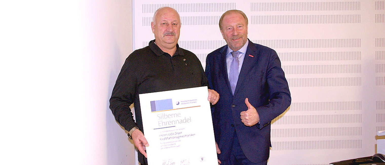 Kammerpräsident Ulrich Bopp überreicht die silberne Ehrennadel mit Urkunde an Udo Zeyer Kammerpräsident Ulrich Bopp überreicht die silberne Ehrennadel mit Urkunde an Udo Zeyer