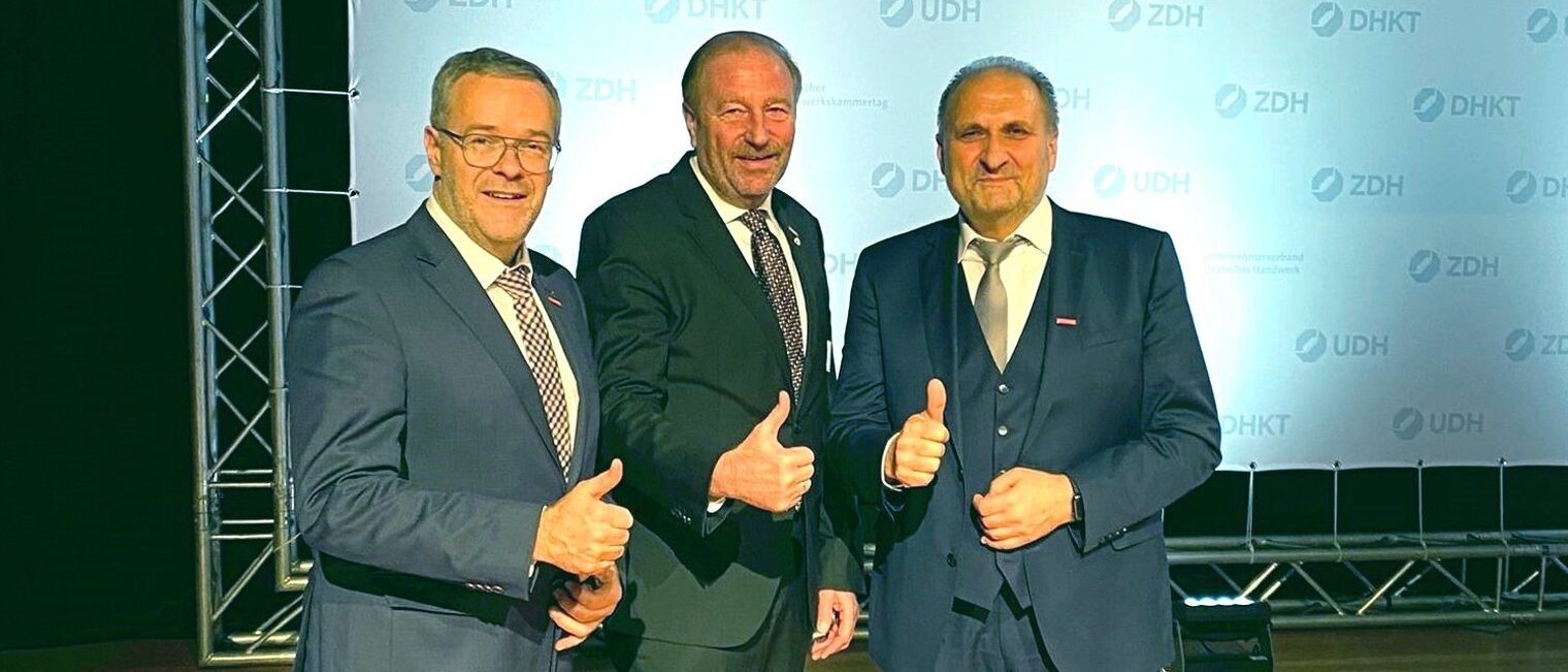 Ulrich Bopp (Mitte), Dachdeckermeister Jörg Dittrich aus Dresden (links), und Hans Peter Wollseifer.