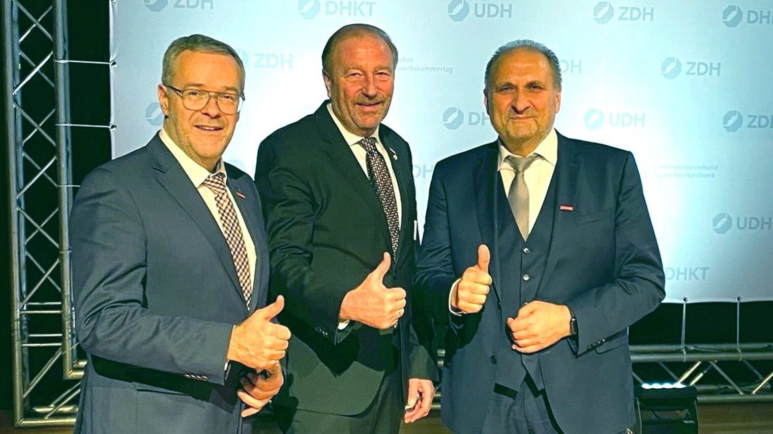 Ulrich Bopp (Mitte), Dachdeckermeister Jörg Dittrich aus Dresden (links), und Hans Peter Wollseifer.