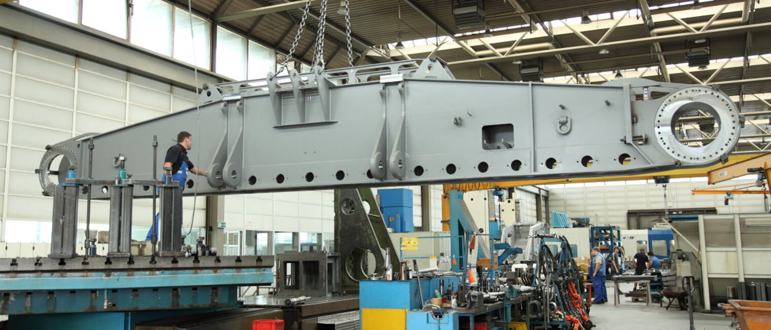 Blick in die Fertigungshalle eines Metallbau-Betriebs
