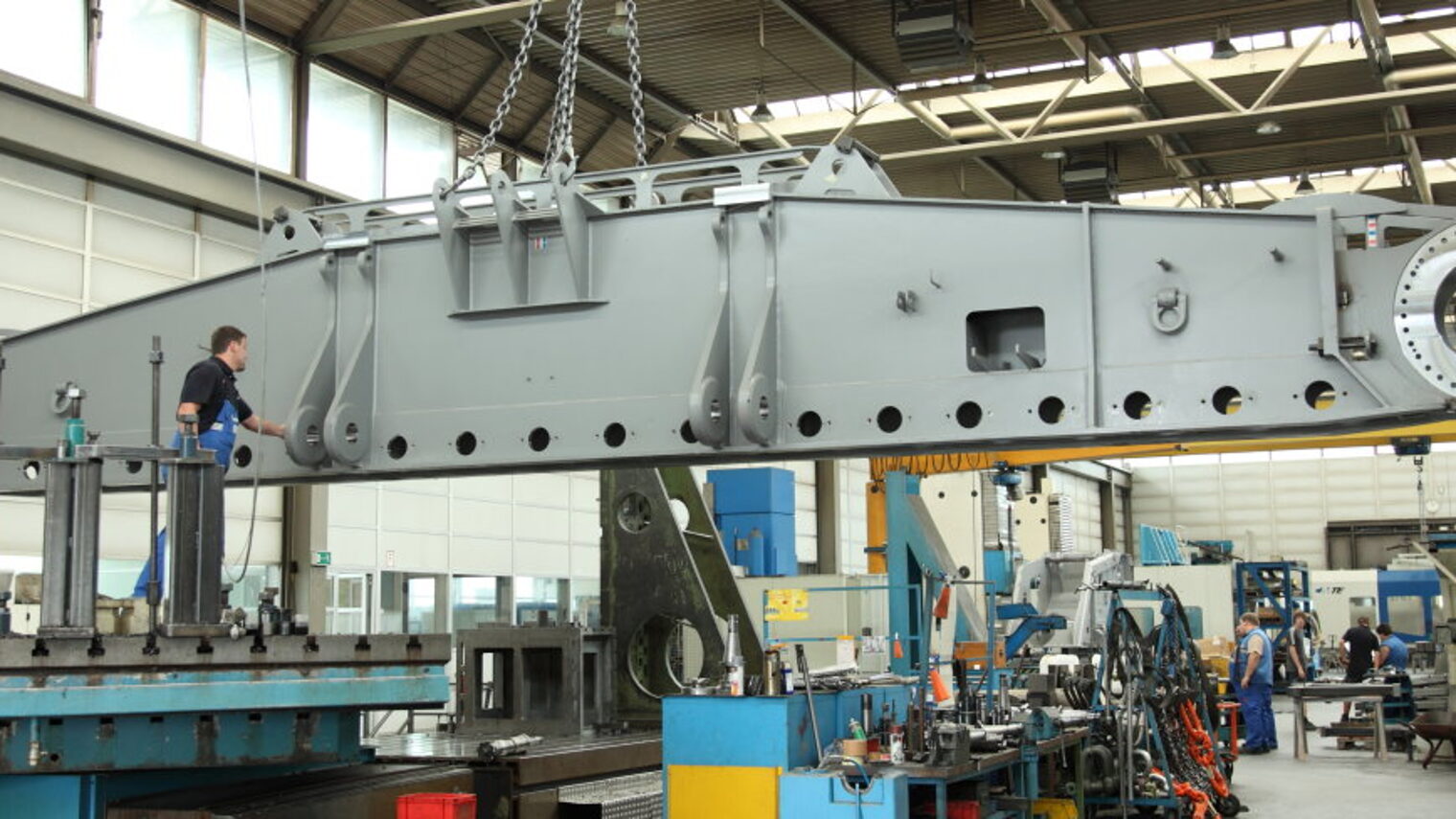 Blick in die Fertigungshalle eines Metallbau-Betriebs