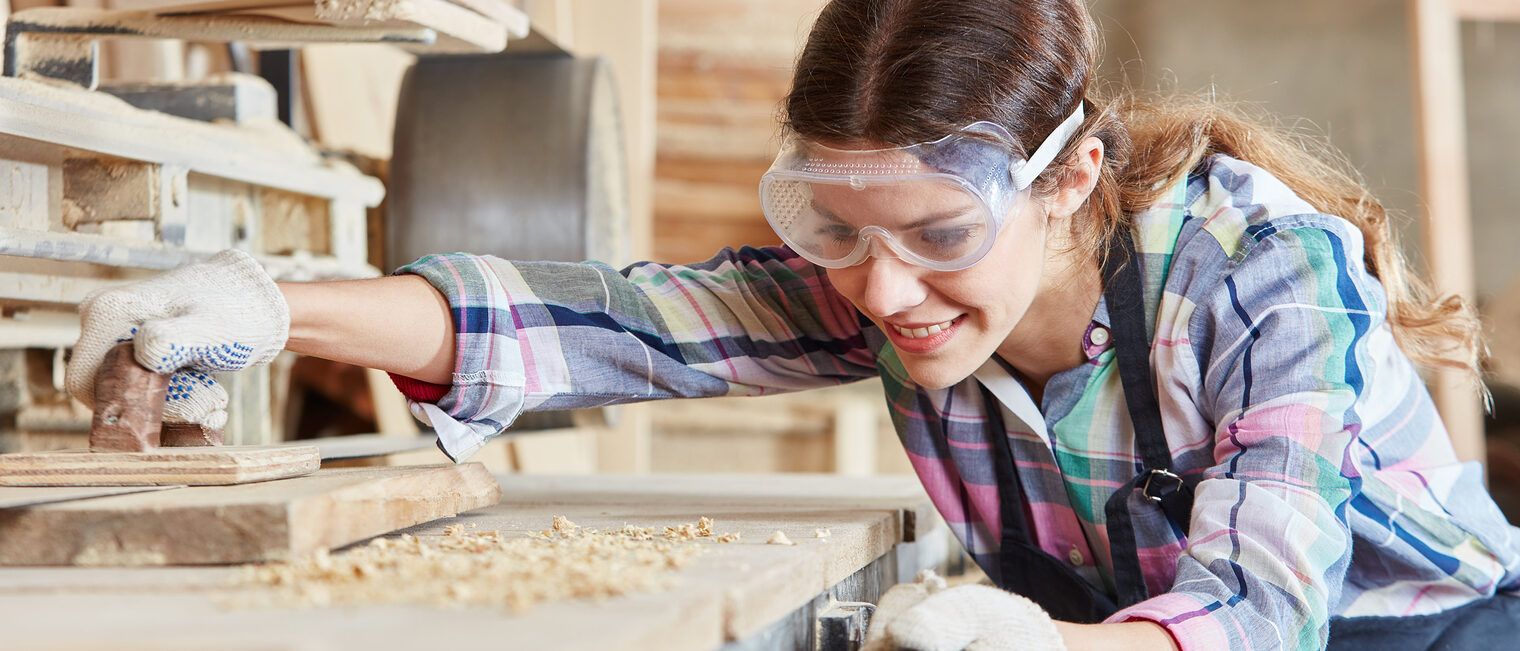 Auf der Suche nach dem Traumberuf gibt es im Handwerk viel zu entdecken. Frau als Tischler schleift Holz am Bandschleifer in der Tischlerei Schlagwort(e): Frau, Tischler, schleifen, Holz, Schreiner, Lehrling, Tischlerei, Holzverarbeitung, Schreinerei, arbeiten, Bandschleifer, Handwerker, Arbeitsschutz, Schutzbrille, Holzbau, Maschine, Werkstatt, Holzarbeit, Zimmerei, Arbeit, Beruf, Bau, Werkzeug, Arbeiter, Holzarbeiter, Leute, Handwerk, Azubi, Ausbildung, Lehre, Praktikum, Praktikant